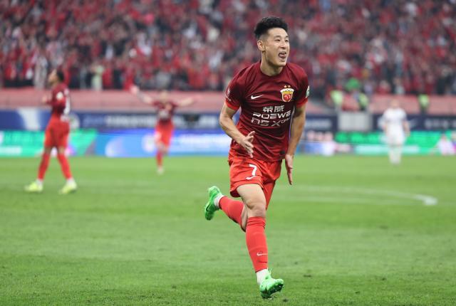 1732192519986010946.jpg (体育)(24)足球——中超:上海海港队卫冕冠军XxjpseC007296_20241102_PEPFN0A001.jpg